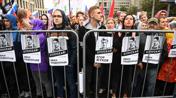 Участники митинга в поддержку незарегистрированных кандидатов в Мосгордуму на проспекте Академика Сахарова в Москве.