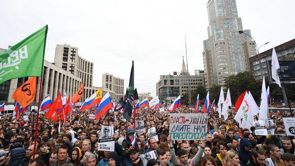 Участники митинга в поддержку незарегистрированных кандидатов в Мосгордуму на проспекте Академика Сахарова в Москве. 10 августа 2019