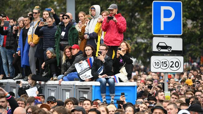 Участники митинга в поддержку незарегистрированных кандидатов в Мосгордуму на проспекте Академика Сахарова в Москве. 10 августа 2019