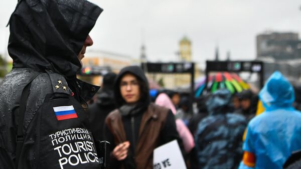 Сотрудник туристической полиции на митинге в поддержку незарегистрированных кандидатов в Мосгордуму на проспекте Академика Сахарова в Москве
