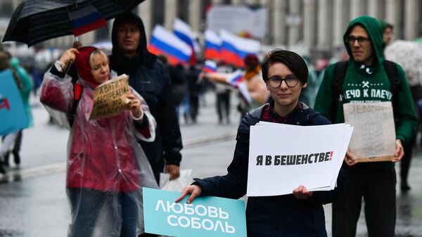 Участница митинга в поддержку незарегистрированных кандидатов в Мосгордуму на проспекте Академика Сахарова в Москве