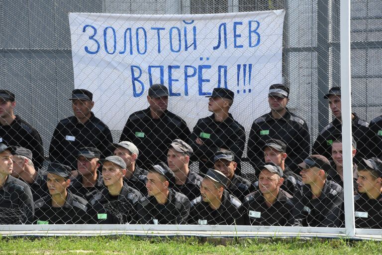 Болельщики во время футбольного матча между командами Салют (Белгород) и Золотой лев с участием Кокорина и Мамаева в колонии