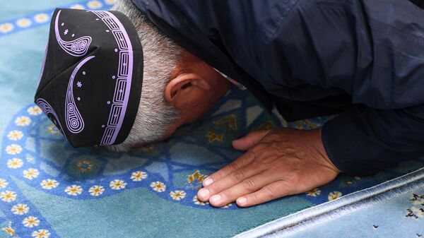 Верующий на намазе в праздник Курбан-Байрам в казанской мечети Кул-Шариф