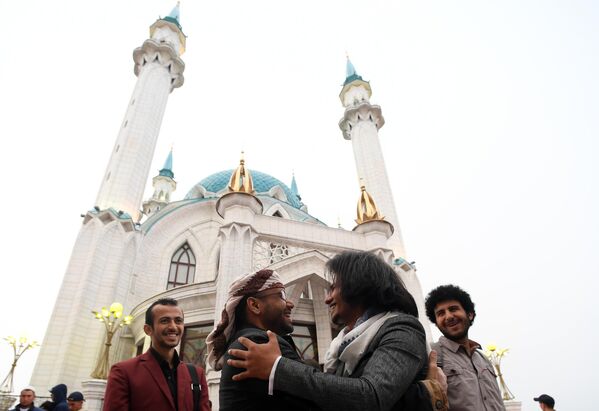 Мусульмане в день праздника жертвоприношения Курбан-байрам возле мечети Кул-Шариф в Казани
