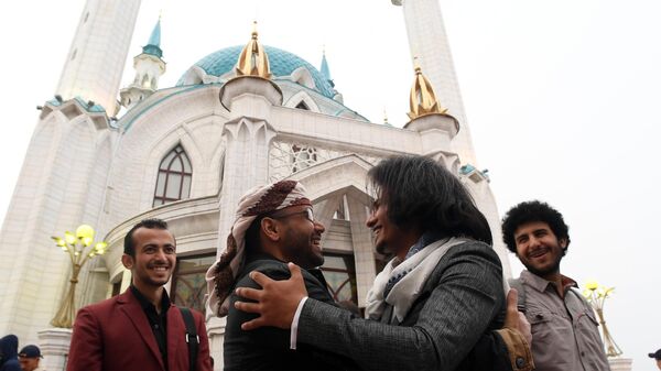 Мусульмане в день праздника жертвоприношения Курбан-байрам возле мечети Кул-Шариф в Казани
