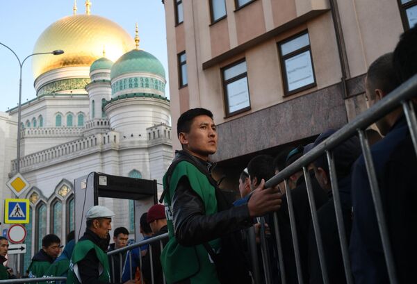 Верующие перед началом богослужения в честь праздника Курбан-Байрам у Московской соборной мечети