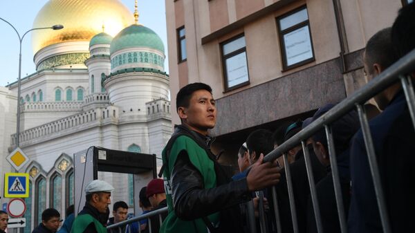 Верующие перед началом богослужения в честь праздника Курбан-Байрам у Московской соборной мечети