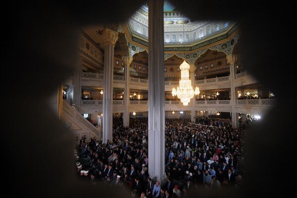 Верующие на богослужении в честь праздника Курбан-Байрам в Московской соборной мечети