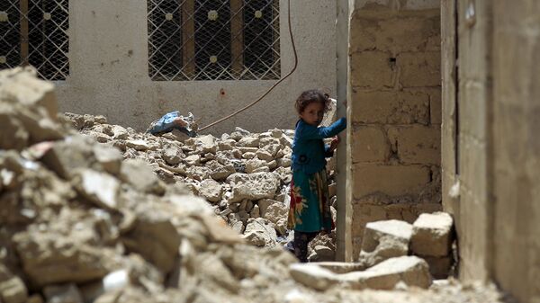 Ребенок среди руин разрушенного здания после авиаударов, Йемен
