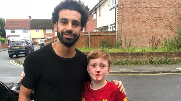 Нападающий Ливерпуля Мохамед Салах сфотографировался с юным фанатом