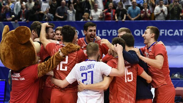 Игроки сборной России радуются победе в матче олимпийского квалификационного турнира по волейболу среди мужчин между сборными командами России и Ирана