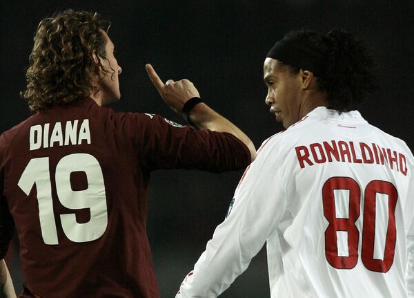 Аимо Диана (Торино, слева) и форвад Милана Роналдинью во время матча серии А