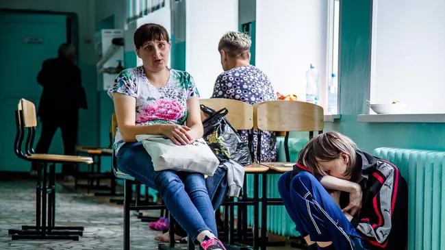 Люди, эвакуированные за пределы 15-километровой зоны от места взрывов и пожара на военном складе под Ачинском