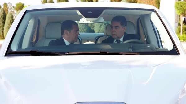 Председатель правительства РФ Дмитрий Медведев и президент Туркмении Гурбангулы Бердымухамедов в салоне российского автомобиля Aurus Senat