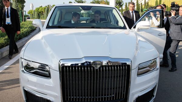 Председатель правительства РФ Дмитрий Медведев и президент Туркмении Гурбангулы Бердымухамедов в салоне российского автомобиля Aurus Senat