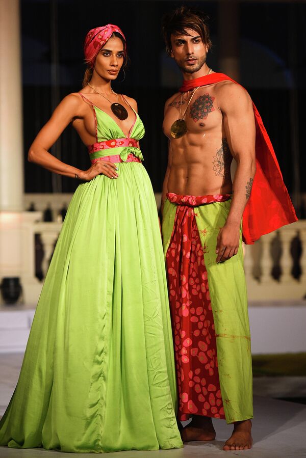 Модели во время показа коллекции дизайнера Dharmawardina на Swim Week Colombo