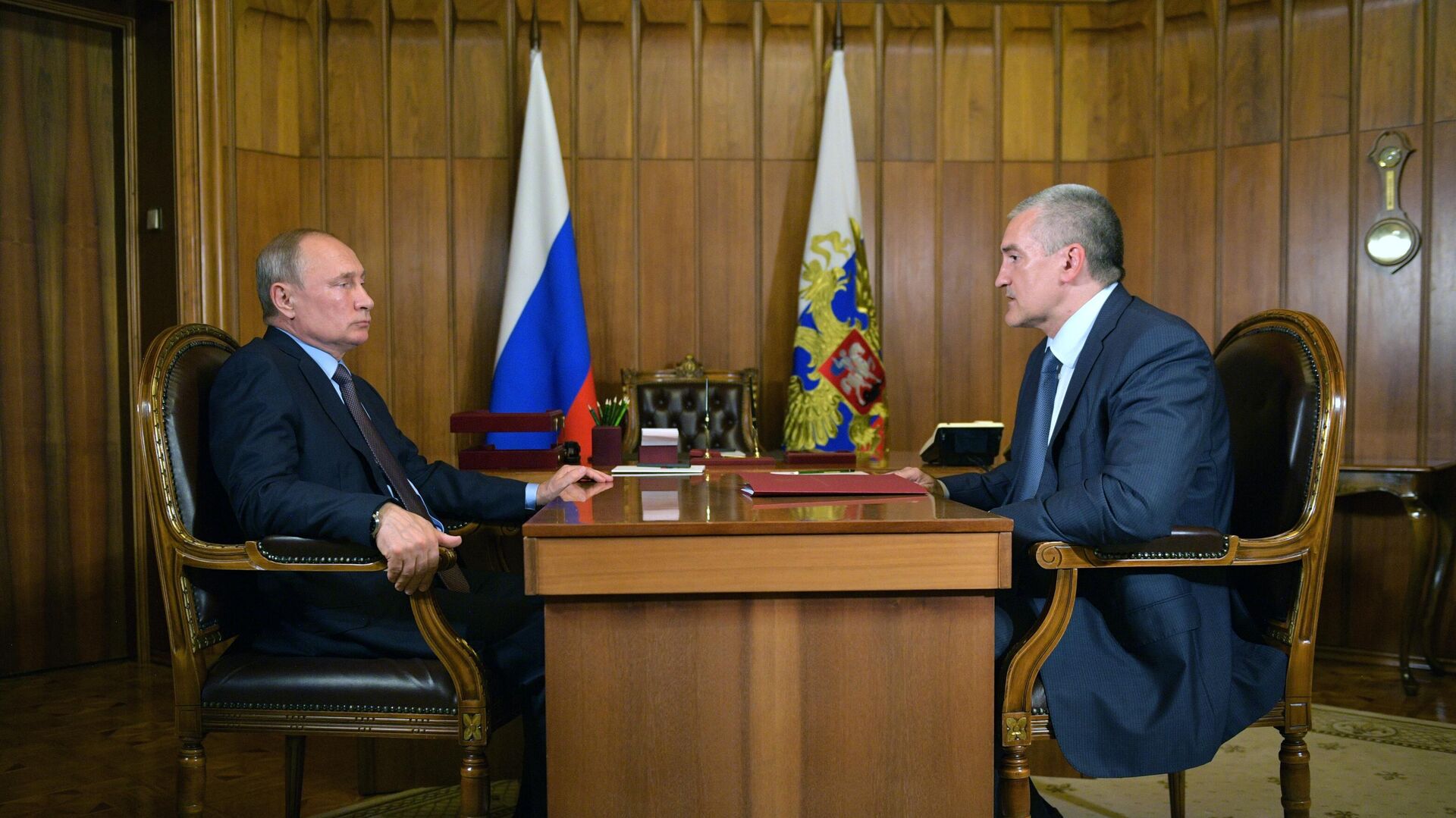 Президент РФ Владимир Путин и глава Республики Крым Сергей Аксёнов во время встречи0