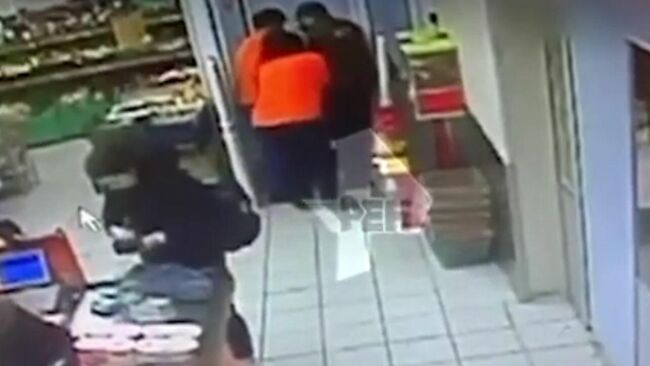 Потасовка в московском супермаркете попала на видео