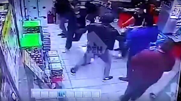 Массовая драка борцов с посетителями магазина в Москве попала на видео