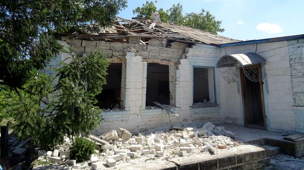 Разрушенный дом в результате обстрела украинскими силовиками частного сектора села Октябрь Донецкой области Украины