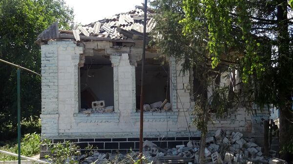 Разрушенный дом в результате обстрела украинскими силовиками Донбасса