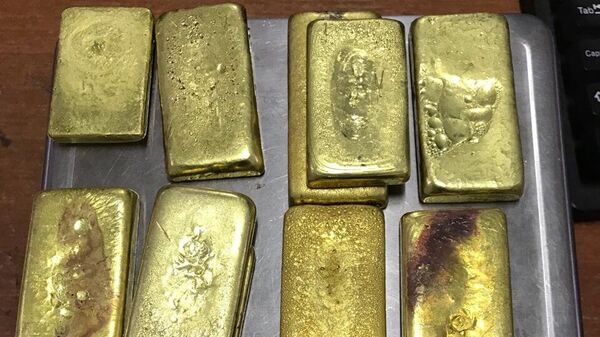 10 небольших золотых слитков общей массой около 2 кг обнаружили сотрудники таможенного поста МАПП Забайкальск в обуви выезжающей в Китай гражданки России