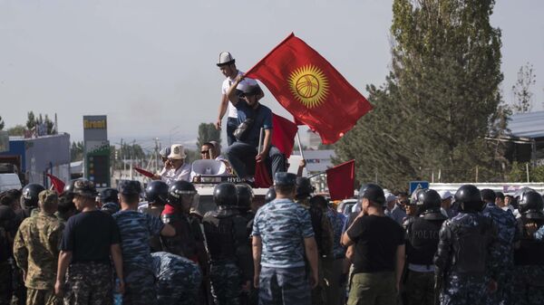 Сторонники бывшего президента Киргизии Алмазбека Атамбаева