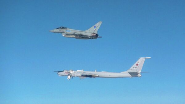Истребитель Typhoon ВВС Великобритании сопровождает российский самолет Ту-142