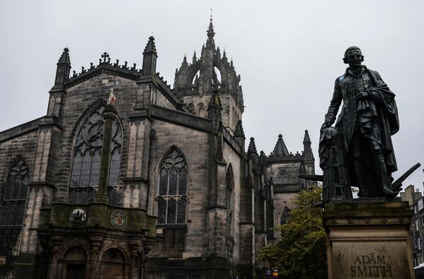 Вид на Собор святого Джайлса и памятник Адаму Смиту в Эдинбурге