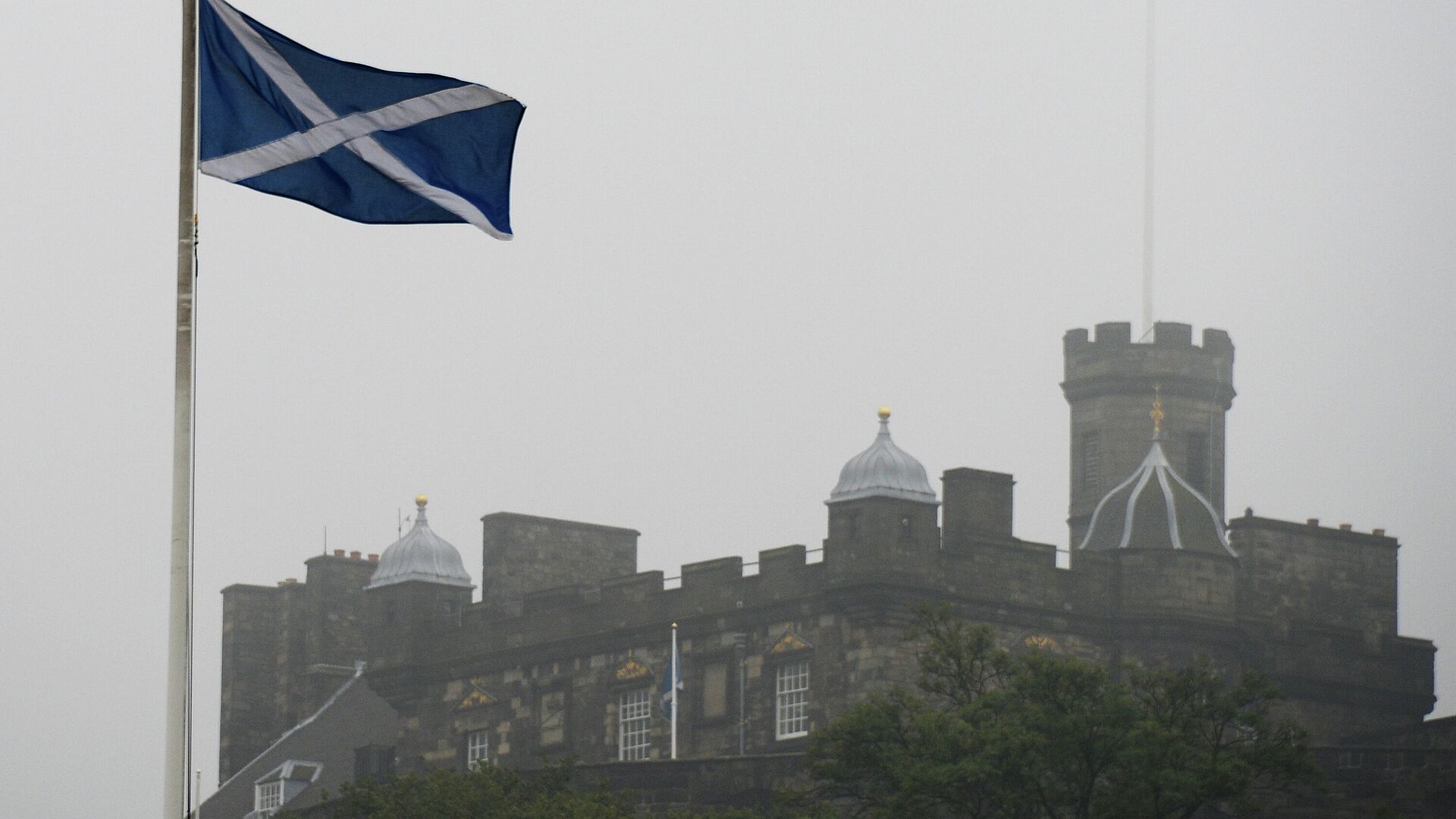 Флаг Шотландии на фоне Эдинбургского замка - РИА Новости, 1920, 10.10.2022