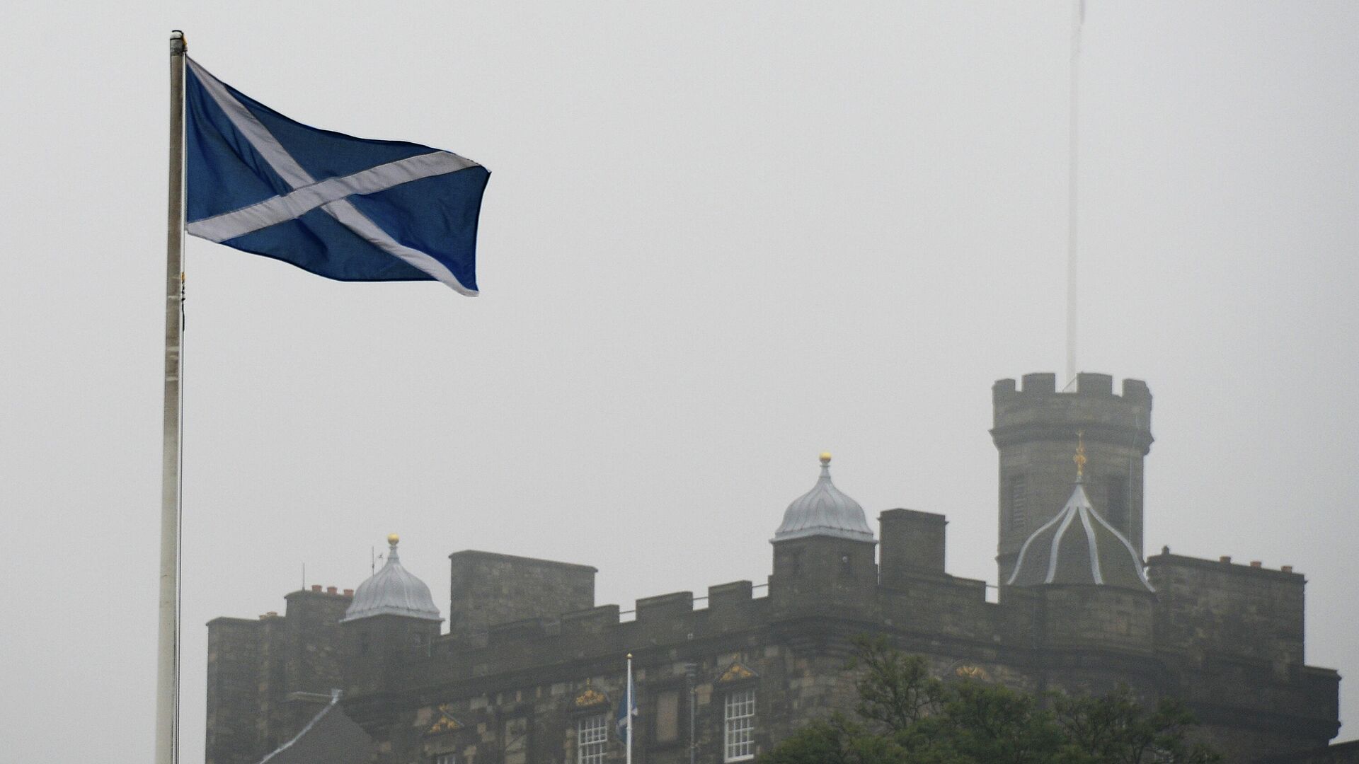 Флаг Шотландии на фоне Эдинбургского замка - РИА Новости, 1920, 10.10.2022