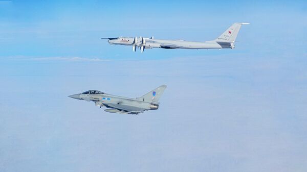 Истребитель Typhoon ВВС Великобритании сопровождает российский самолет Ту-142