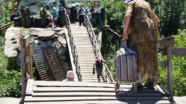 Местные жители на мосту неподалеку от пропускного пункта Станица Луганская