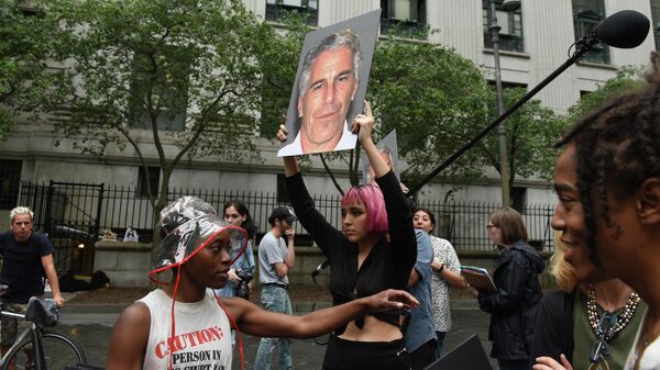 Участницы протеста Hot Mess с фотографией Джеффри Эпштейна перед зданием федерального суда в Нью-Йорке. 8 июля 2019 года