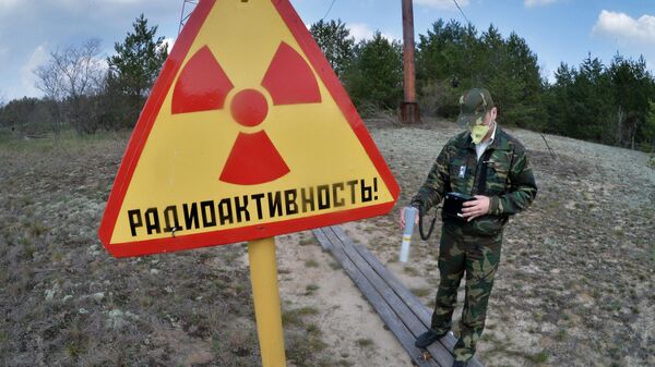 Сотрудник Полесского государственного радиационно-экологического заповедника проводит дозиметрическое обследование территории исследовательской станции Масаны, находящейся в секторе зоны отчуждения Чернобыльской АЭС в Белоруссии