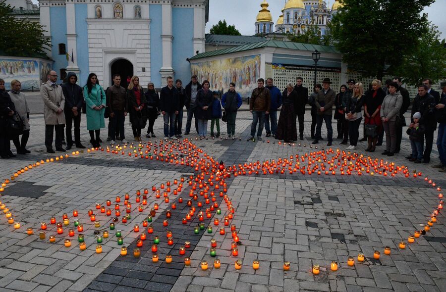 Участники акции, посвященной памяти жертв аварии на Чернобыльской АЭС, на Михайловской площади в Киеве