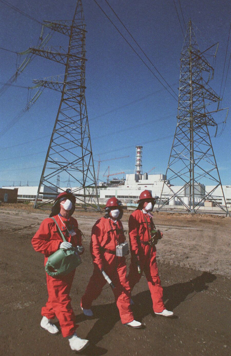 Дозиметристы замеряют уровень радиации на территории Чернобыльской АЭС