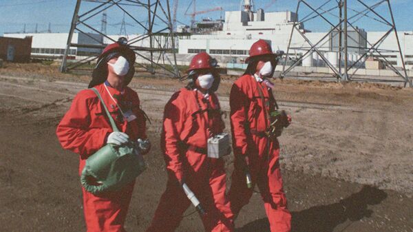 Дозиметристы замеряют уровень радиации на территории Чернобыльской АЭС