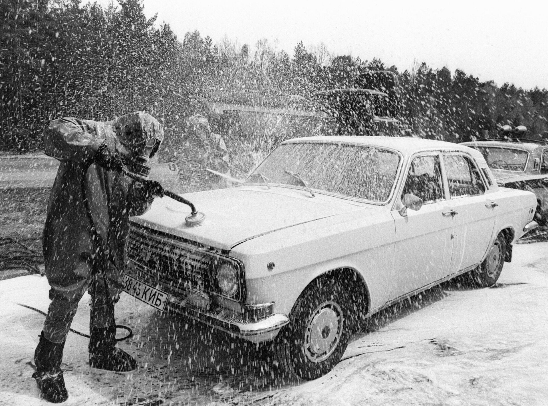 Легковой автомобиль, выезжающий из зоны чернобыльской катастрофы, проходит дезактивацию на специально созданном пункте - РИА Новости, 1920, 23.04.2021