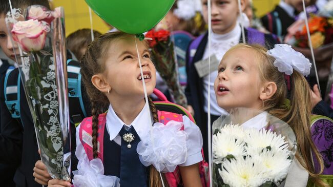 Первоклассники на торжественной линейке