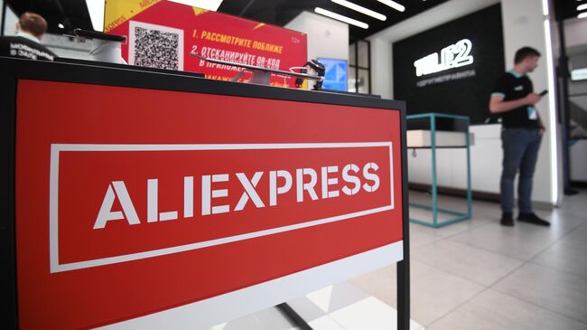 Брендированная витрина с товарами китайского онлайн-магазина AliExpress в салоне оператора сотовой связи Tele2 в Москве