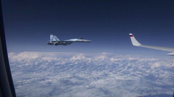 Самолет Су-27 сопровождает лайнер российского министра обороны Сергея Шойгу над нейтральными водами Балтийского моря
