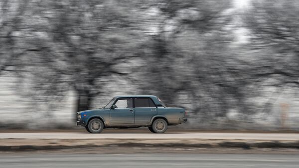Автомобиль на трассе Таврида в Крыму