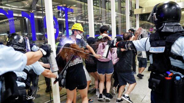 Китайская полиция применяет перцовый спрей для разгона протестующих