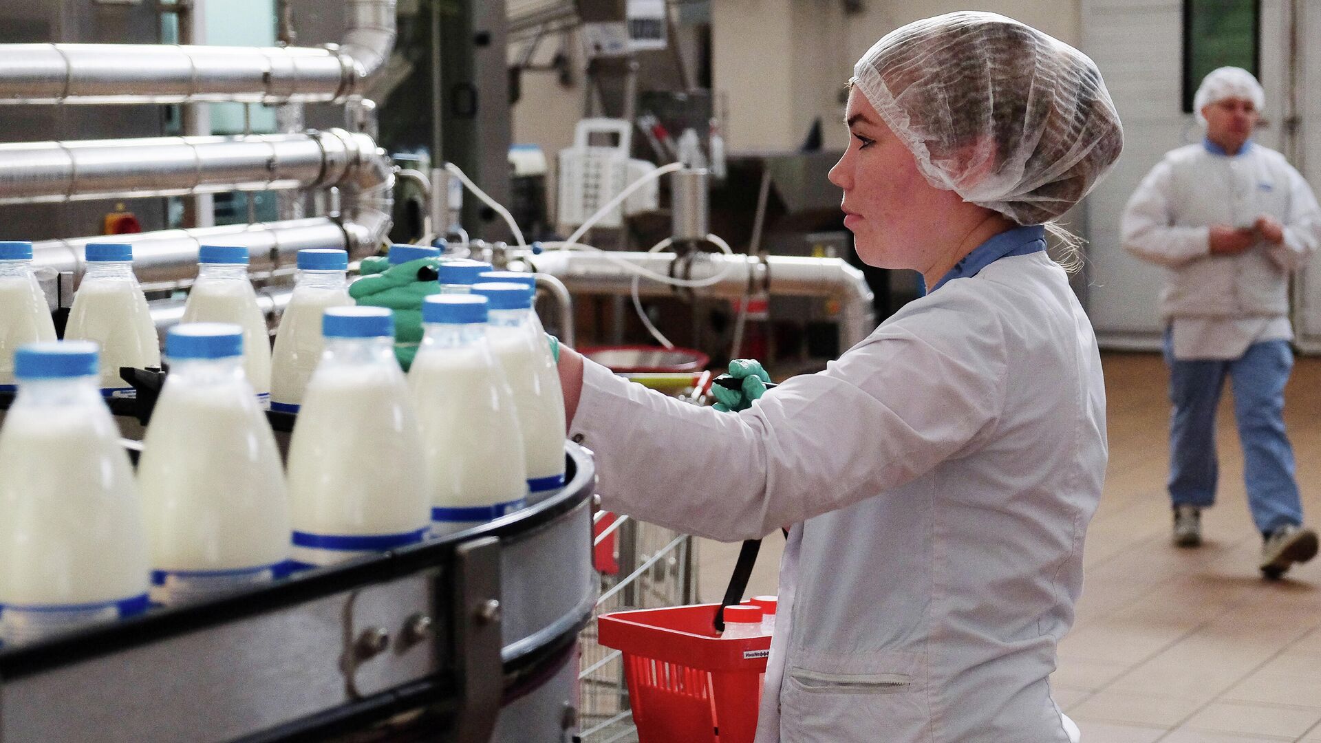 Сотрудница на производственной линии по упаковке молока на молочном заводе Danone в Самаре - РИА Новости, 1920, 14.10.2022