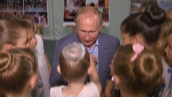 Путин посмотрел «Спартак» и поцеловал руку маленькой балерине
