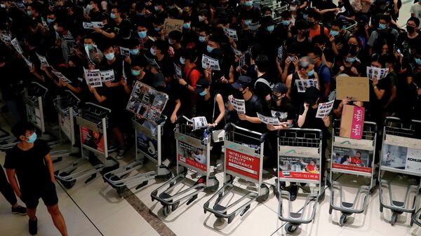 Акция протеста в аэропорту Гонконга