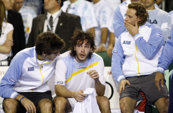Игроки сборной Аргентины по теннису Хуан Мартин дель Потро, Хосе Акасусо и Давид Налбандян (слева направо) после поражения в финале Кубка Дэвиса