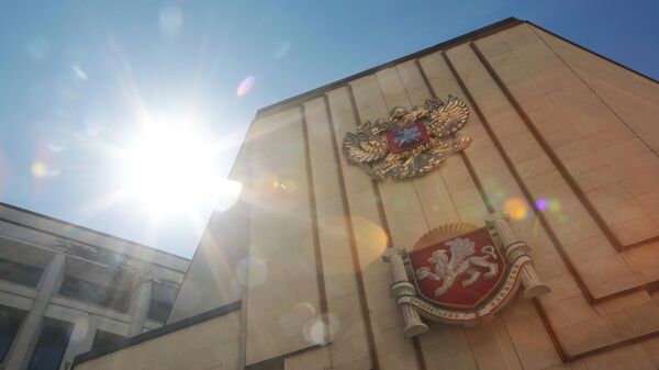 Государственный герб Российский Федерации на фасаде здания Госсовета Республики Крым в Симферополе