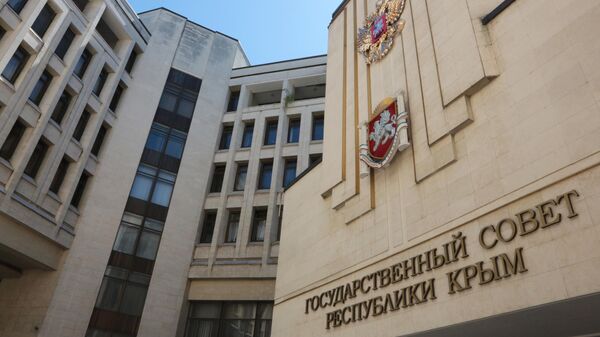 Государственный герб России на здании парламента Крыма
